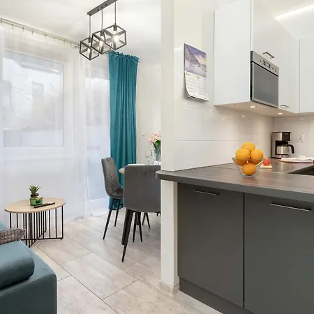 Apartment Stylowy Z Ogrodem & Parkingiem By Renters
